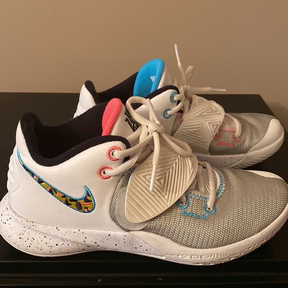 Nike Kyrie Kids Size 6.5Y Tennis Shoes - Picture 3 of 6